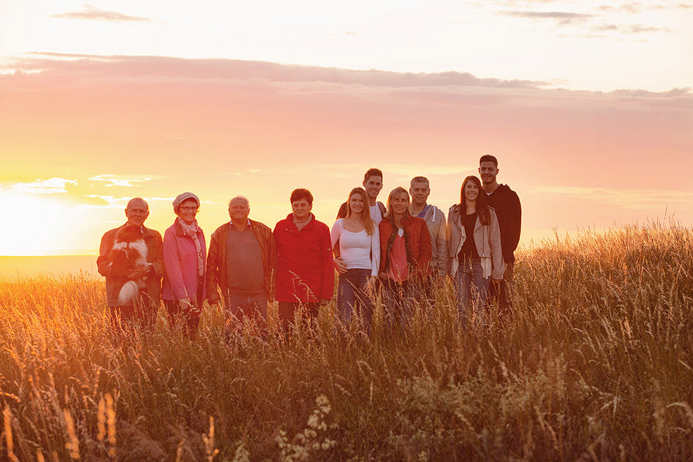 Familie Kerne auf dem Feld im Sonnenuntergang.