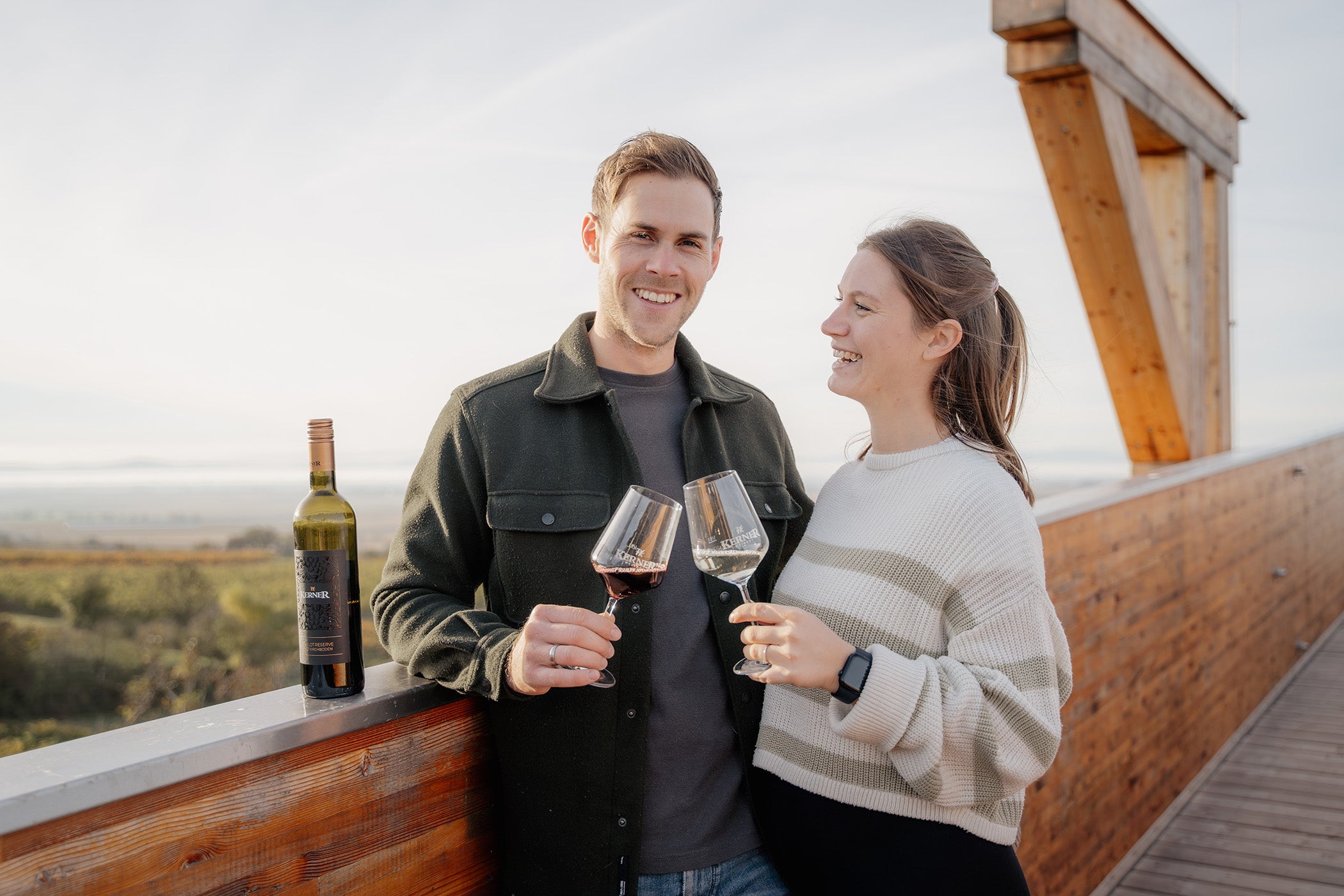 Familie Kerner auf der Ruvinum Plattform, blicken in die Kamera.