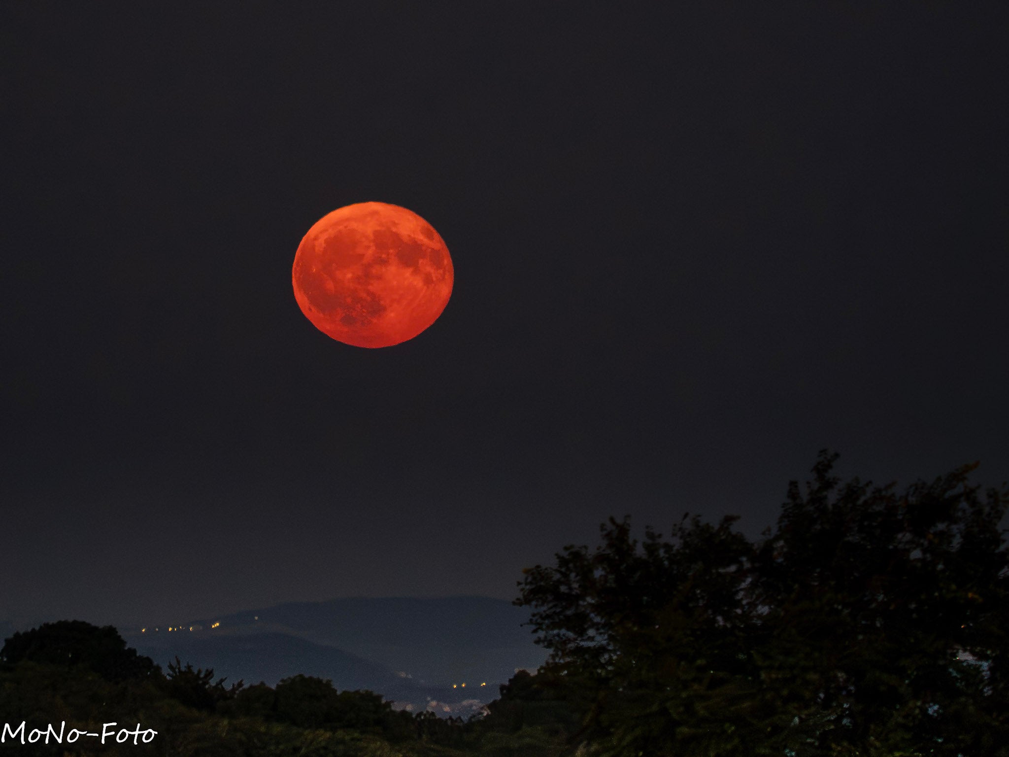 Roter Vollmond im Fokus.