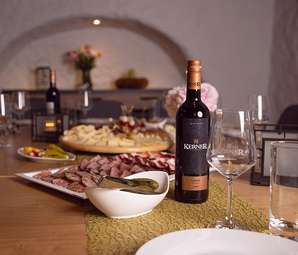 In der Vinothek ein gedeckter Tisch mit Essen und Wein.
