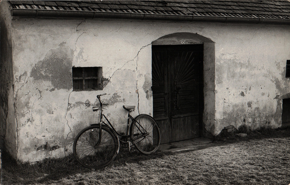 Historisches schwarz-weiß Bild von der Vinothek am Kirchboden. 