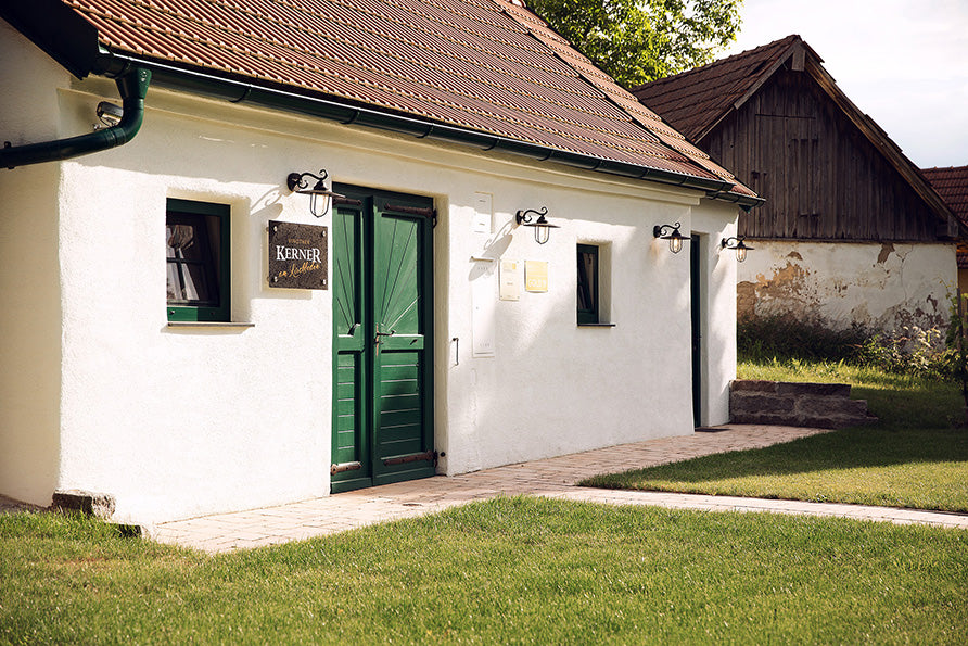 Vinothek am Kirchboden von der Seite.